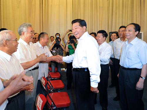 贾庆林在黑龙江调研 7月27日至30日,中共中央政治局常委、全国政协主席贾庆林在黑龙江调研。 这是7月28日,贾庆林在大庆油田创业城,亲切看望曾经参加大庆油田会战的老职工。 新华社记者 李涛 摄