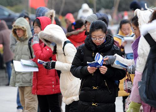 1月15日,考生在南京林业大学考点等候进场时复习。新华社记者 孙参 摄