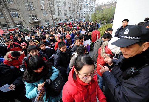 1月15日,考生在南京林业大学考点排队进场参加考试。新华社记者 孙参 摄