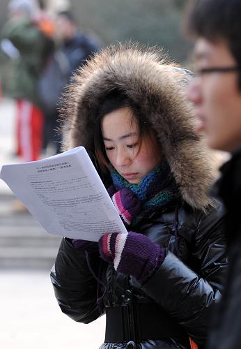1月15日,考生在南京林业大学考点等候进场时复习。新华社记者 孙参 摄