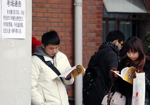 1月15日,在上海师范大学考点,考生在考前抓紧复习。新华社记者 刘颖 摄