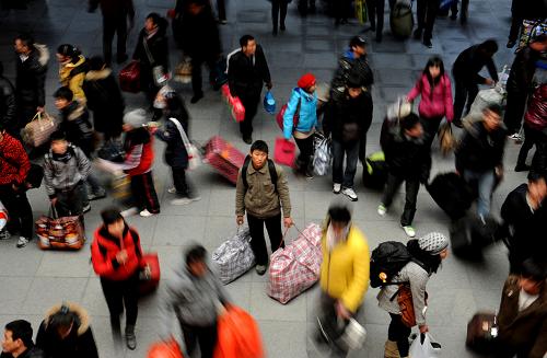 1月15日,旅客穿行于杭州火车站候车大厅内。新华社记者 韩传号 摄
