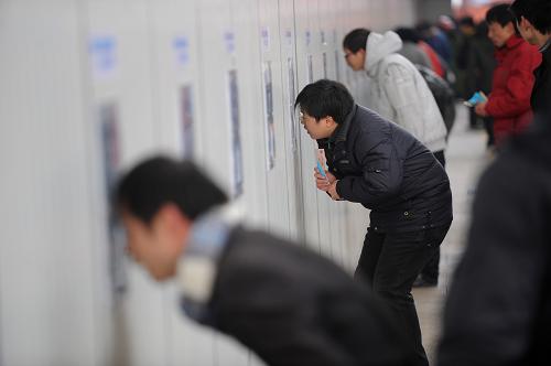 1月15日,旅客在宁波国际会展中心开辟的临时代售窗口前咨询和购票。新华社记者 黄宗治 摄