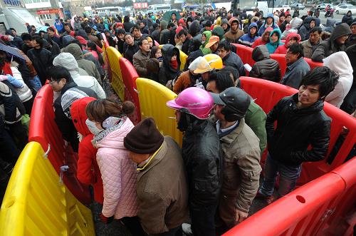 1月15日,大批旅客在宁波一个火车票代售窗口前排队买票。新华社记者 黄宗治 摄
