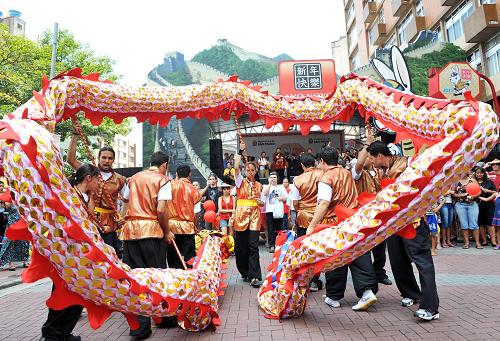 1月29日,在巴西圣保罗自由区,当地华人和巴西舞龙爱好者一起表演舞龙。新华社记者 宋为伟 摄