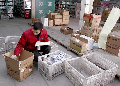 安徽省最大的药物配送公司——合肥曼迪新药业公司的员工在分拣小量配送的药品(1月21日摄)。该公司承担了安徽省基本医疗机构药物配送10%的份额,每天向基层医疗机构配送的药品近20万元。新华社记者 陈建力 摄