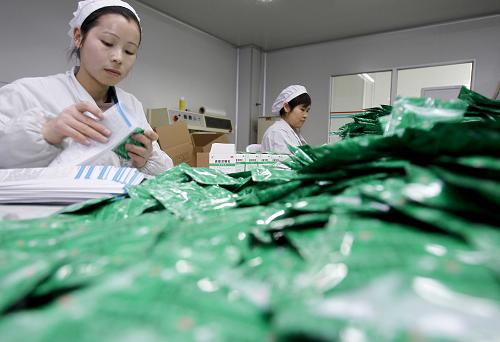 安徽省天康药业公司的工人在位于安徽省天长市的公司总部车间包装药品(1月19日摄)。该公司有3种药品在安徽基层医改药品招标活动中中标。 新华社记者 陈建力 摄