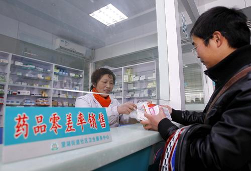 一位患者在合肥市包河区望湖街道社区卫生服务中心取药。安徽省大多数基层医疗机构在明显处,通过张贴药品价格表或宣传牌等形式向患者提示已经实施的药品零差率销售政策(1月21日摄)。新华社记者 陈建力 摄