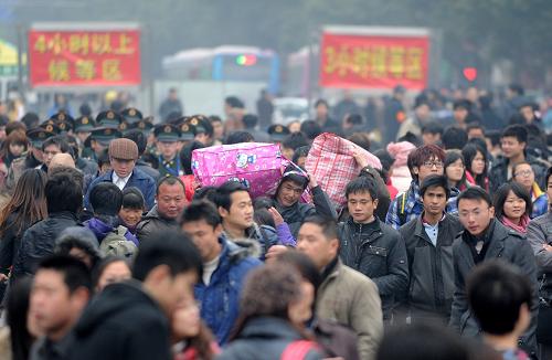 2月19日,旅客赶往南昌火车站进站口。元宵节后,外出务工和学生返校客流叠加,江西南昌火车站迎来春节后第二次客流高峰,预计当日发送旅客突破12万人次,为今年春运以来最大客流量。南昌火车站当天开行临客39趟,应对客流高峰旅客出行的需要。新华社记者 周科 摄