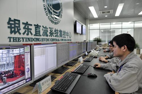 2月28日,工作人员在宁东—山东±660千伏直流输电工程主控室工作。新华社记者 王鹏 摄