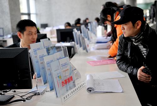 3月1日,西安市人民政府政务服务中心开始对外正常办公。该中心有30个部门,220多个窗口同时为市民办理各项业务。新华社记者 刘潇 摄