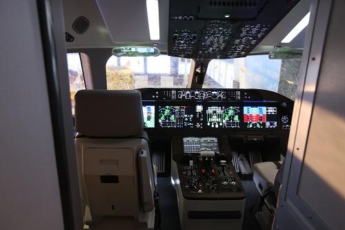 这是在北京国家会议中心展示的C919大型客机驾驶室(3月6日摄)。新华社发(金立旺 摄)