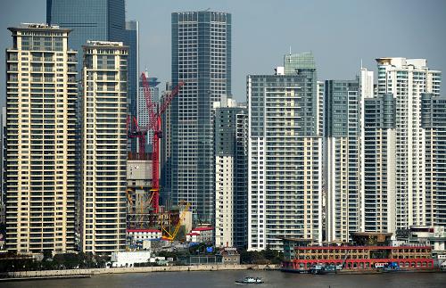 这是3月22日拍摄的上海浦东陆家嘴地区的楼盘。国家发展和改革委员会22日宣布,发展改革委日前发布《商品房销售明码标价规定》,明文规定从5月1日起商品房销售实行一套一标价,并明确公示代收代办收费和物业服务收费,商品房经营者不得在标价之外加收任何未标明的费用。商品房销售价格明码标价对外后,可以自行降价,打折销售,但涨价必须重新申报备案。新华社发