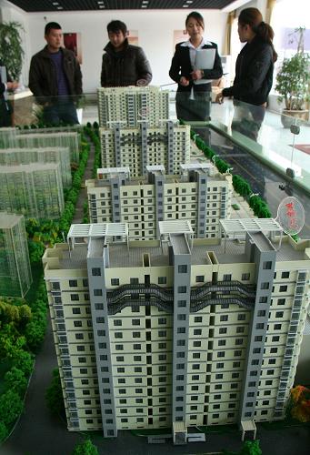 3月22日,山东省临沂市郯城县市民在一商品房楼盘选购房子。新华社发(张春雷 摄)