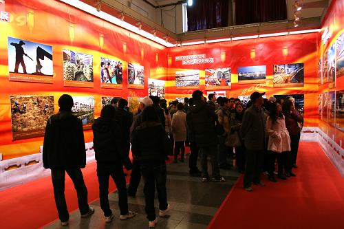 3月22日,观众参观图片展。新华社发(李鑫 摄)