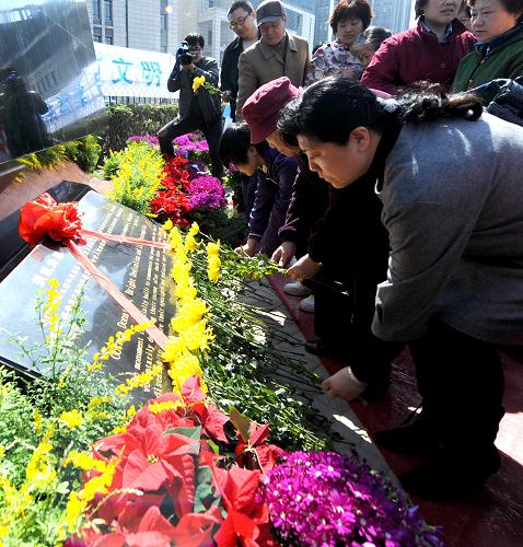 4月3日,在祭奠仪式上,角膜捐献者家属在为亲人献花。新华社记者 刘海峰 摄