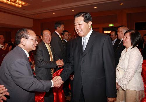4月10日,全国政协主席贾庆林在悉尼出席澳大利亚新南威尔士州华侨华人举行的欢迎午宴并发表讲话。这是欢迎宴会开始前,贾庆林与华侨华人亲切握手。新华社记者 刘卫兵 摄