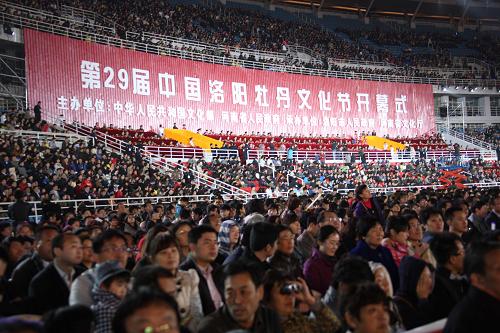 第29届中国洛阳牡丹文化节开幕式庆典晚会现场(4月10日摄)。4月10日,第29届中国洛阳牡丹文化节开幕式“盛世天香溢中华”大型文艺庆典晚会在河南洛阳新区体育场举行。据介绍,洛阳市现有牡丹观赏园近20家,牡丹种植面积28000多亩,6000余万株。洛阳牡丹花会始于1983年,已经成功举办了28届。2010年11月,经文化部正式批准,洛阳牡丹花会升格为国家级节会,更名为“中国洛阳牡丹文化节”,由文化部和河南省人民政府主办。据悉,本届中国洛阳牡丹文化节还将在北京市和上海市设分会场,举办丰富多彩的节会活动。新华社记者 张燕辉 摄