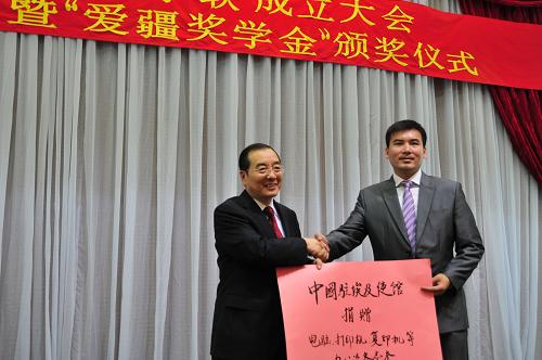 5月21日,在埃及首都开罗,中国驻埃及大使宋爱国(左)代表使馆向学联赠送办公用品。新华社记者李来房摄