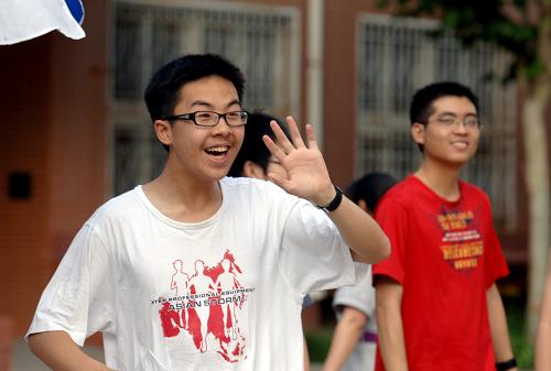 6月8日,在北京八中考点,一位考生考试结束后向等候的家长打招呼。新华社记者 赵琬微 摄