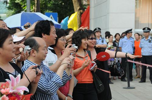 6月8日,在北京八中考点,家长们在考场外迎接孩子考试归来。新华社发(王振 摄)
