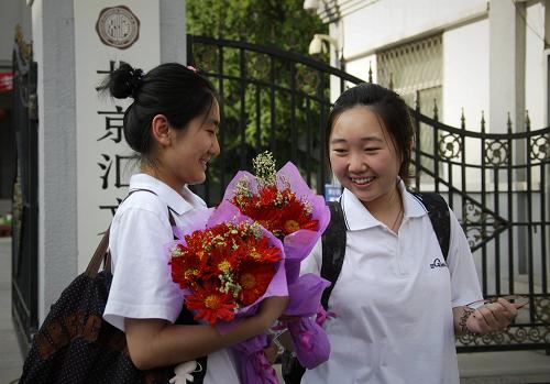 6月8日,在北京汇文中学考场外,两位考生在结束考试后收到亲友送上的鲜花。新华社记者 邢广利 摄