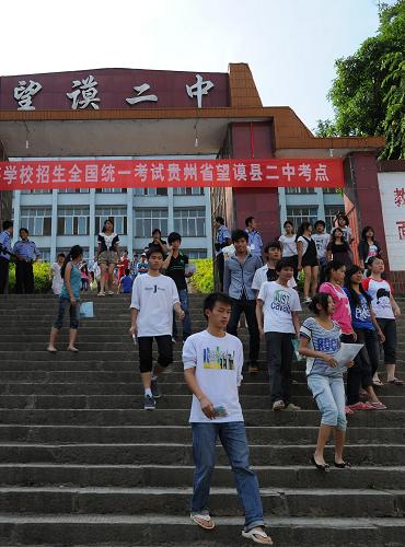 6月8日,结束考试的考生走出望谟二中。当日,在刚刚遭受暴雨洪涝灾害的贵州省望谟县,900名高三学生顺利结束高考。据了解,此次望谟县参加考试的902名考生中除2名自愿放弃以外,没有考生因灾缺考。新华社记者 刘续 摄