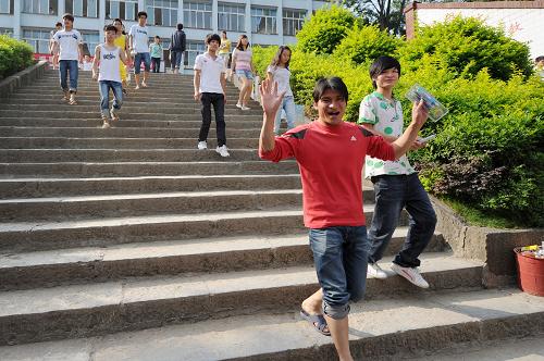 6月8日,考生在结束高考后走出望谟二中。新华社记者 刘续 摄