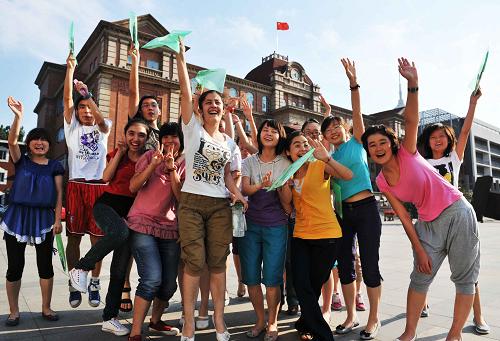 6月8日,在天津实验中学考点外,来自天津微山路中学内地新疆高中班的考生庆祝高考结束。新华社记者岳月伟摄