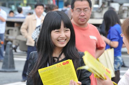 6月8日,在吉林省实验中学考点,一位考生结束考试后走出考场。新华社记者 张建 摄
