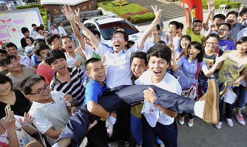 6月9日,在海南省华侨中学高中部考点,考生们兴奋地把老师举起,庆祝高考顺利结束。当日,海南5.4万余名考生结束了2011年高考。高考评卷工作将于6月14日正式启动,7月5日开始本科第一批志愿填报。新华社记者 郭程摄