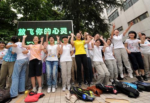 6月9日,在南京市人民中学考点内,南京市第九中学的一批考生在完成考试后合影时欢呼。当日下午,江苏省高考进行了最后的化学、生物、政治、地理选测科目考试,全省高考顺利结束。新华社记者 孙参 摄