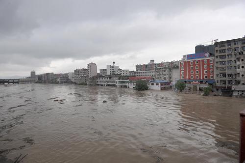 6月10日,特大暴雨导致陆水支流隽水河暴涨。6月9日晚至10日晨,湖北省咸宁市遭受特大暴雨袭击,已造成20人死亡,5人失踪。咸宁市防指下发了紧急通知,要求各地防汛责任人迅速到位,加强应对,把灾害损失降到最低范围,确保受灾转移群众做到“五有”:有住所、有饭吃、有衣穿、有水喝、有病能医。新华社记者 程敏 摄