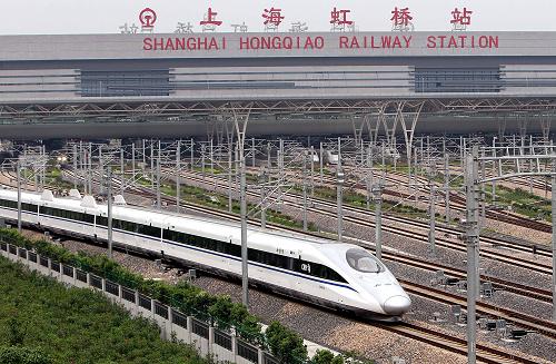 6月30日,一辆CRH380型高速列车从上海虹桥站驶出。 当日,京沪高铁正式开通运营。 新华社记者凡军摄