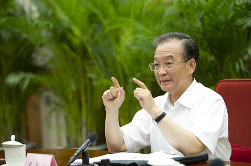 7月4日至11日,国务院总理温家宝先后召开四次经济形势座谈会,分别听取部分省政府负责人、企业界负责人和经济专家意见和建议。这是7月11日,温家宝主持召开经济形势专家座谈会。新华社记者 黄敬文 摄