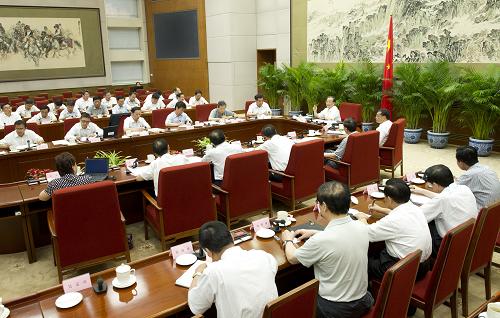 7月4日至11日,国务院总理温家宝先后召开四次经济形势座谈会,分别听取部分省政府负责人、企业界负责人和经济专家意见和建议。这是7月11日,温家宝主持召开经济形势专家座谈会。新华社记者 黄敬文 摄