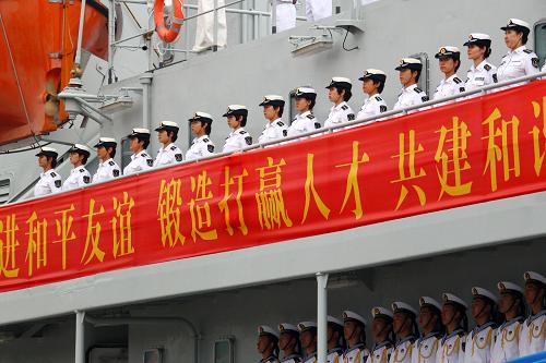 7月25日,海军首批13名指挥专业的女学员等随舰出访。新华社记者 查春明 摄