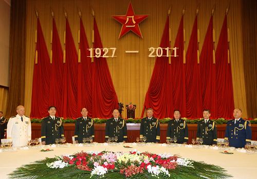7月31日,中华人民共和国国防部在北京人民大会堂举行盛大招待会,热烈庆祝中国人民解放军建军84周年。中央军委委员、国务委员兼国防部长梁光烈上将,中央军委委员、总参谋长陈炳德上将,中央军委委员、总政治部主任李继耐上将,中央军委委员、总后勤部部长廖锡龙上将,中央军委委员、总装备部部长常万全上将,中央军委委员、第二炮兵司令员靖志远上将,中央军委委员、海军司令员吴胜利上将,中央军委委员、空军司令员许其亮上将出席了招待会。新华社记者 王建民 摄