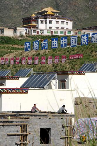 这是由中国铁建援建的玉树县结古镇代格村的农牧民住房(8月9日摄)。新华社记者 吴光于 摄