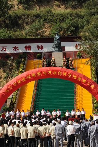 8月10日,矿山英雄马万水塑像及纪念馆在河北龙烟铁矿揭幕。这是揭幕仪式现场。当日,在全国劳动模范、矿山英雄马万水逝世50周年之际,河北钢铁集团矿业公司在马万水生前工作过的河北宣化龙烟铁矿举行马万水塑像及纪念馆揭幕仪式,激励后人继承“艰苦奋斗、勇攀高峰、永争一流、团结协作”的马万水精神,打造钢铁粮仓。马万水,1923年生,曾任河北龙烟铁矿“马万水小组”组长、东采矿部副主任、龙烟钢铁公司井巷工程公司副经理。当年,马万水一气打450锤不换手、“苦干加技术、石头变豆腐”的精神享誉全国。1950年,马万水被授予全国劳动模范。1961年8月12日,马万水因骨癌病逝。2009年,马万水被评为“新中国双百人物”。新华社记者 王民 摄