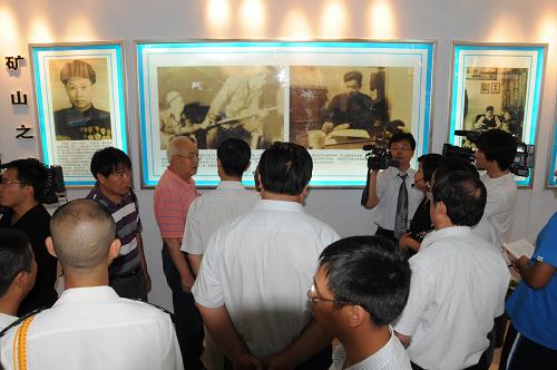 8月10日,各界代表参观河北龙烟铁矿马万水纪念馆。新华社记者 王民 摄
