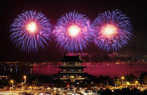 这是长沙湘江畔杜甫江阁上空绽放的绚丽焰火(8月20日摄)。当晚,古城长沙在湘江橘子洲上空举行以《桃花源记》为主题的音乐焰火晚会。此次焰火音乐晚会包括《获罪武陵城》、《险后逢桃林》、《芳菲入画来》、《避秦世外风》、《缘尽失芳迹》、《梦回桃花源》六个篇章,燃放时间持续20分钟。新华社记者 龙弘涛 摄