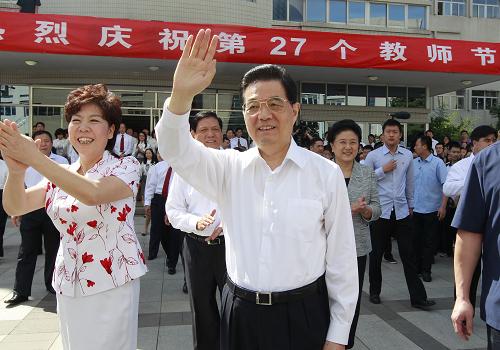 9月9日,在第二十七个教师节即将到来之际,胡锦涛总书记来到北京市第八十中学,亲切看望师生员工。新华社记者 鞠鹏 摄