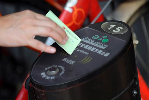 9月13日,一位杭州市民刷卡租用公共自行车。 杭州市公共自行车交通服务公司的最新数据显示,杭州公共自行车日均租用人数达到了25万人次,帮助杭州一年减碳排放量3.5万吨左右。 据介绍,2008年5月1日,杭州在全国率先运行公共自行车租赁系统。目前杭州市已建成免费公共自行车服务点2411个,投放自行车60600辆。 新华社记者 韩传号 摄