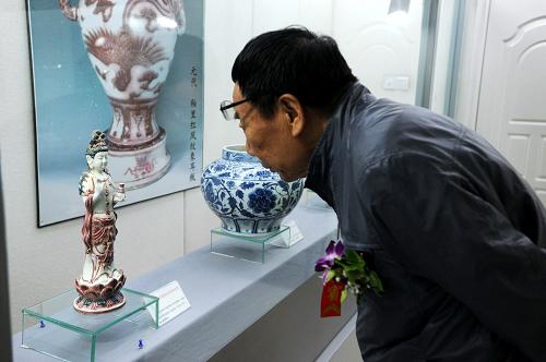 9月17日,参观者在天物古陶瓷博物馆欣赏展出的古代瓷器。新华社发(王鲲 摄)