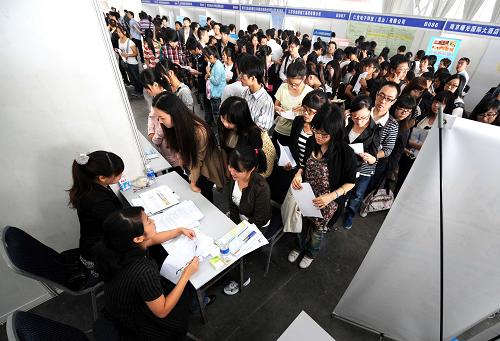 9月24日,毕业生在南京主会场的一家用人单位招聘摊位前应聘。新华社记者 孙参 摄