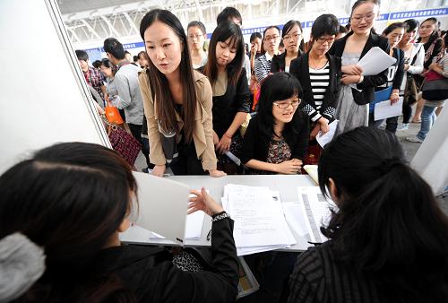 9月24日,毕业生在南京主会场的一家用人单位招聘摊位前应聘。新华社记者 孙参 摄