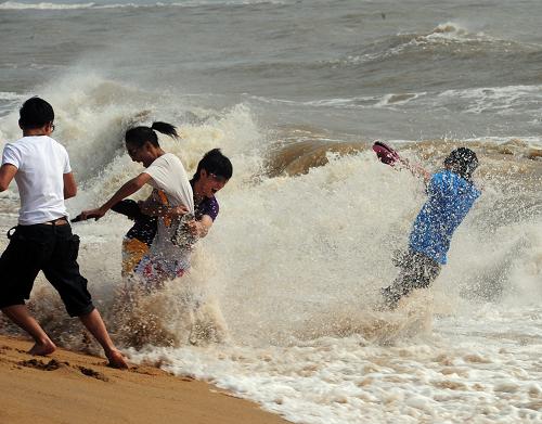 9月28日,受台风“纳沙”影响,海南琼海市博鳌海滨浪大风急,海浪几乎将海滩上的游人吞没。当日下午两点钟,今年第17号强台风“纳沙”在海南文昌东南方约600公里的南海东部海面上,中心附近最大风力13级,风速达到40米每秒。海南省气象局气预计“纳沙”中心将以15-20公里的时速向西北偏西方向移动,逐渐向海南岛东部到广东西部一带沿海靠近,将于29日下午到夜间在上述沿海地区登陆,强度将有所加强。新华社发(蒙钟德 摄)