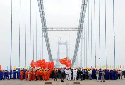 9月28日,建设者们在泰州大桥合龙处庆贺。新华社记者 孙参 摄