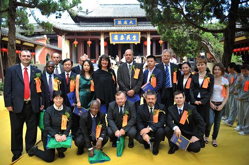 9月28日,多国孔子学院院长及代表在祭孔典礼结束后合影。当日,浙江省衢州市举行孔氏南宗家庙祭孔大典,纪念孔子诞辰2562周年。今年的祭孔仪式主要特点为“学祭”,来自俄罗斯、西班牙、丹麦、斯洛伐克、保加利亚、亚美尼亚、印度、利比里亚、津巴布韦9个国家的10所孔子学院的院长应邀参加典礼。此外,今年祭孔大典九成以上的参祭人员由长三角地区20多所重点中学的校长及衢州市380多所学校的师生代表组成。新华社记者 黄宗治 摄